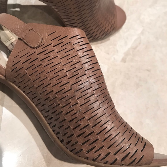 Franco Sarto Tan Heels in Size 6 - Picture 5 of 13